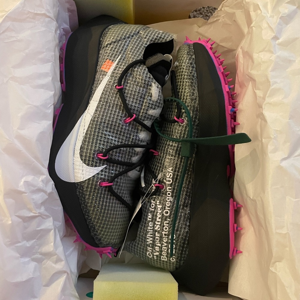 OFF-WHITE Nike Vapor Street
Off-White Black Laser Fuchsia (W) size 6 brand new